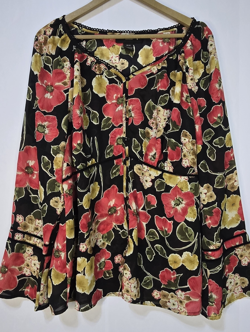 Venezia Size 18/20 Button Front Floral Blouse With Seaming Detail & Bell Sleeves